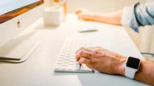 Se former dans une école de management du sport pour devenir journaliste sportif 